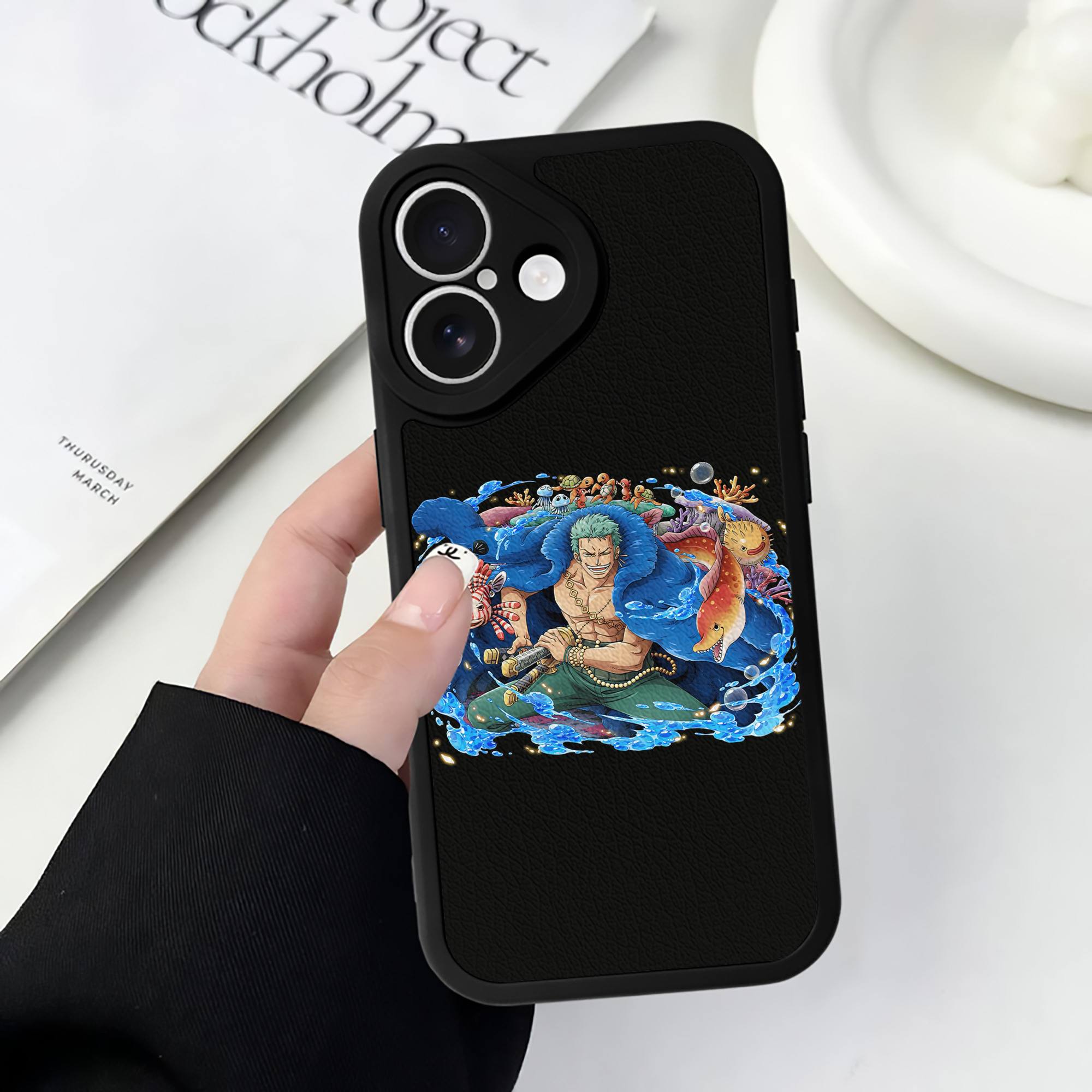 （画像用） ワンピース ロロノア・ゾロ ONE PIECE Roronoa Zoro 【iPhone 16シリーズ対応】シリコンスマホケース（レザー調） 材質：シリコン